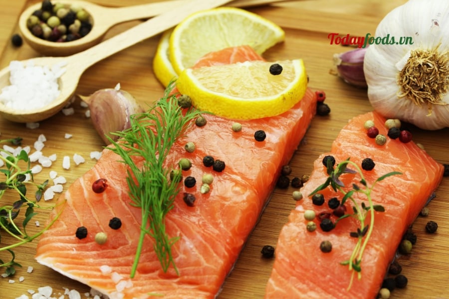 Cá hồi là một món ăn phổ biến và dễ tìm thấy ở bất cứ đâu, nên các nàng đừng ngại tận dụng để chống lại những tác động của lão hóa.  