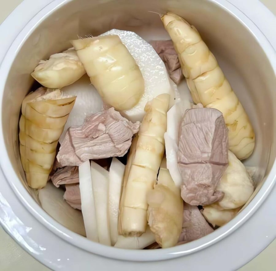 Cho các nguyên liệu vào nồi hầm