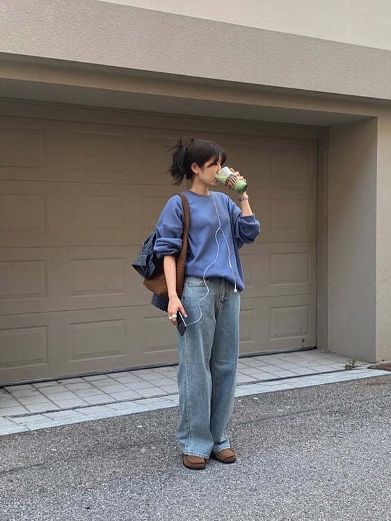 Quần jeans ống rộng vẫn giữ vững sức hút trong nhiều năm và tiếp tục là lựa chọn an toàn để diện xuyên mùa.