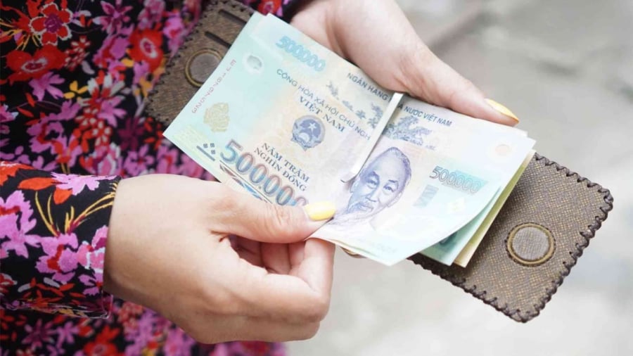 Bạn có thể đặt các đồng tiền giấy, tiền xu may mắn trong ví để tang nguồn năng lượng tích cực, giúp thu hút tài lộc.