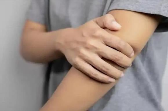 Nếu da tự nhiên chuyển đỏ, tím hoặc xuất hiện vùng da nứt, đóng vảy, rỉ dịch mà không rõ nguyên nhân, bạn không nên xem nhẹ. 