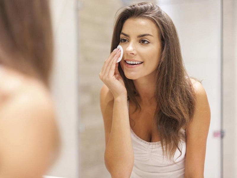 Chọn kem chống nắng có SPF từ 30 trở lên và thoa lại đều đặn sau vài tiếng.