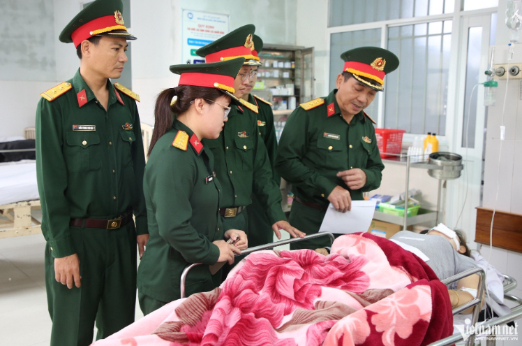 Những người có mặt trên xe đều là họ hàng và người thân của cô dâu – chú rể.    