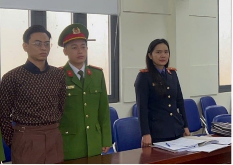 Trước đó, chiều 17/9, tại quán cà phê “Góc quán” thuộc khu đô thị Times City (phường Vĩnh Tuy), Nguyễn Long Vũ (SN 2002, trú xã Hợp Thịnh, Bắc Ninh) đã hành hung anh N.M.Đ (SN 1997, nhân viên của quán).