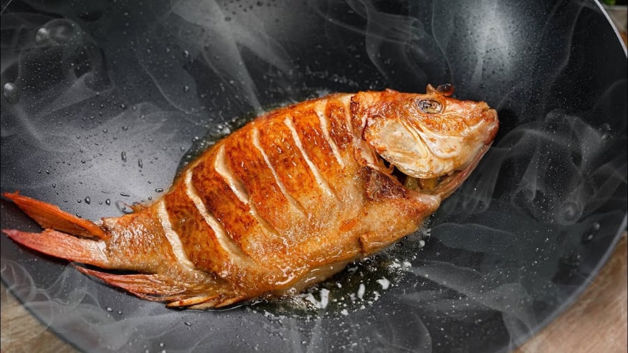 Rán Cá Thêm 2 Thứ Này, Cá Giòn Thơm, Không Dính Chảo, Không Bắn Dầu Khi Rán Cá, Có Thể Cho Thêm Muối Vào Chảo Để Chống Dính, Giúp Cá Vàng Giòn Hơn.