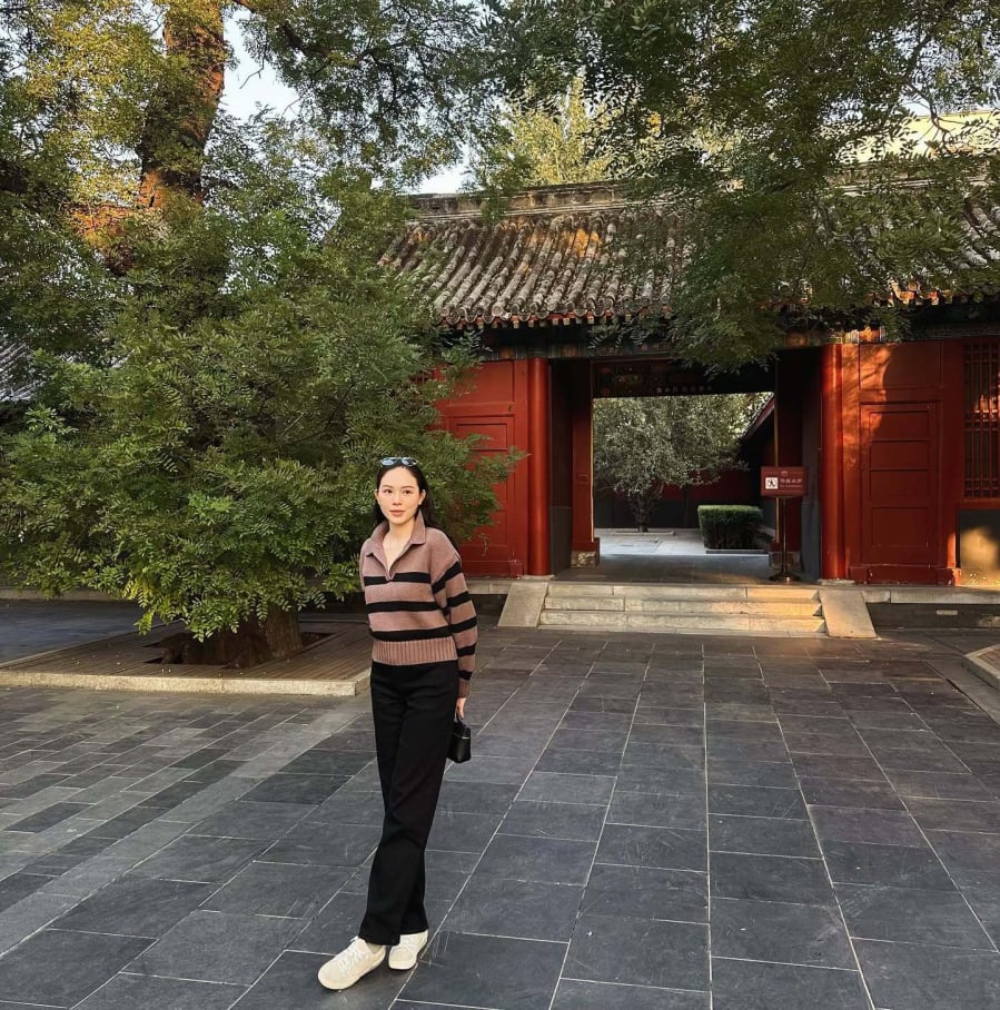 Một trong những gợi ý mà Linh Rin mang đến là cách phối áo len tối màu với họa tiết kẻ cùng quần đen gọn gàng