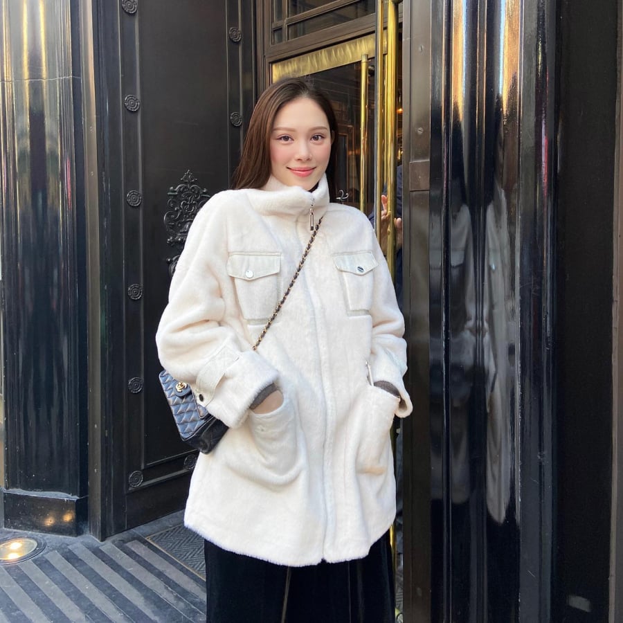 Cô cũng thường chọn những chất liệu cao cấp theo cách tinh tế