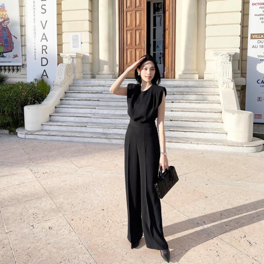 Chỉ cần thêm một đôi khuyên tai bản lớn, diện mạo lập tức trở nên nổi bật hơn mà không cần thêm bất kỳ chi tiết cầu kỳ nào.