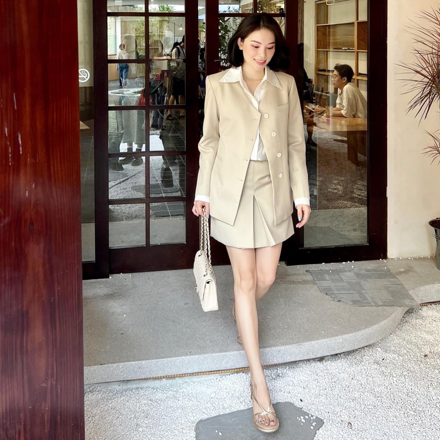 Sự phối hợp giữa tông trắng và be cũng được cô ứng dụng một cách khéo léo. 