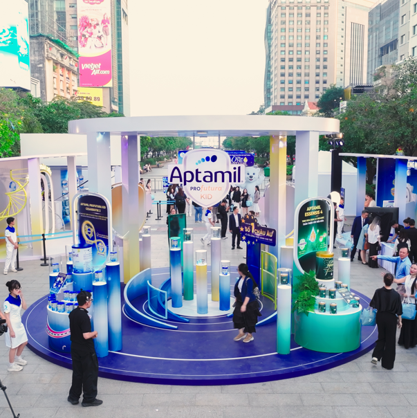 Khu vực trưng bày và tư vấn các sản phẩm chủ lực của thương hiệu Aptamil.
