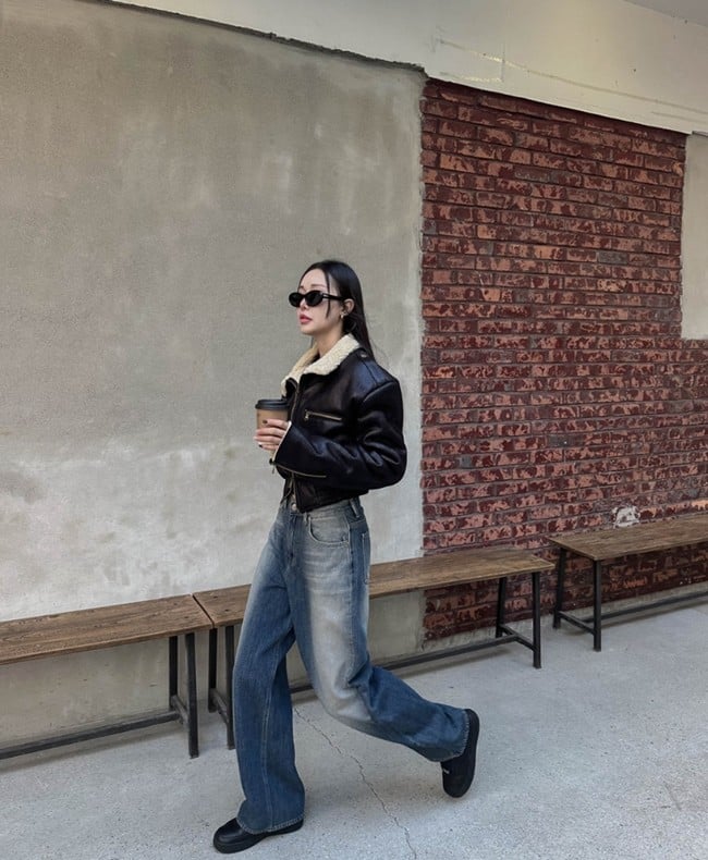 Dù chọn quần short, chân váy hoặc quần jeans, tổng thể trang phục vẫn giữ được sự sắc nét và cá tính vừa đủ. 