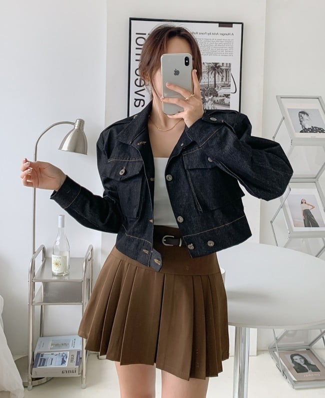 Đối với thời trang đường phố, chất liệu denim luôn đứng đầu danh sách vì tính bền bỉ và dễ phối.