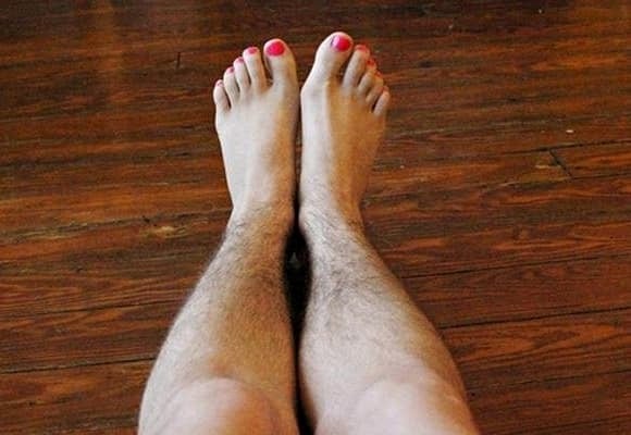 Vì ngại ngoại hình hoặc muốn “hoàn hảo” hơn, nhiều phụ nữ thường cạo, nhổ hay triệt lông vĩnh viễn bằng laser tại các vùng như chân, nách, vùng kín hoặc lông mày. 