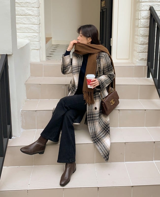 Nếu muốn phong cách hiện đại hơn, bạn có thể chọn áo len kết hợp quần jeans hoặc áo len đi cùng chân váy ngắn; khi phối thêm boots cao đến gối, outfit trở nên nổi bật và đầy cá tính.