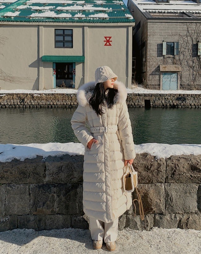 Dù không sang trọng bằng áo dạ, áo phao dáng dài lại là lựa chọn không thể thiếu khi nhiệt độ xuống thấp.