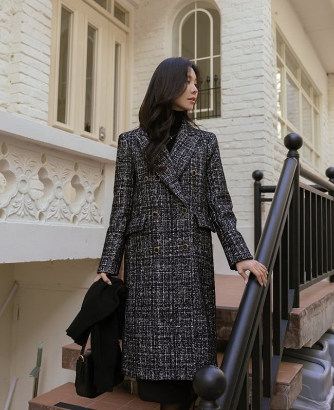 Tweed là chất liệu quen thuộc với nhiều quý cô, đặc biệt là những người yêu thích phong cách thanh lịch.