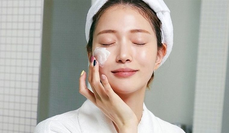 Khoảng 2–3 ngày trước khi lên đường, nên tạm dừng những sản phẩm treatment có hoạt tính mạnh như retinol, acid tẩy da chết (AHA/BHA) hay vitamin C nồng độ cao. 