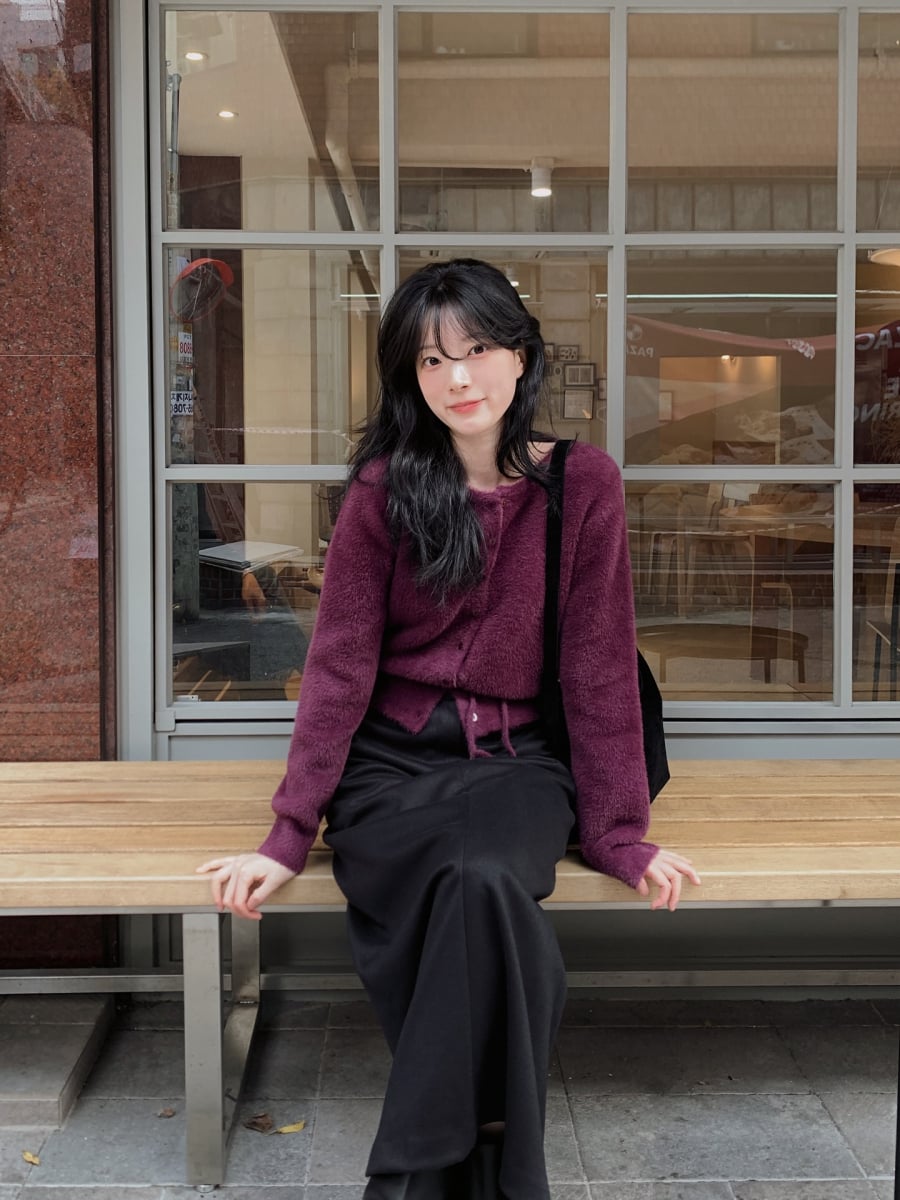 Các kiểu áo blouse hoặc áo dệt kim màu sắc kết hợp cùng giày cao gót hoặc túi xách hiện đại sẽ hoàn thiện vẻ ngoài đầy năng lượng và phong thái tự tin.