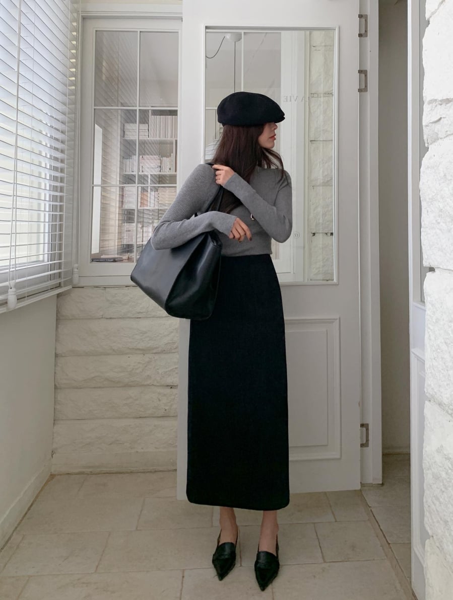 Các gam màu trắng, đen hoặc pastel đều phối hợp hài hòa. Nếu muốn tạo điểm nhấn, có thể chọn áo có họa tiết nhỏ, logo hoặc dòng chữ tinh tế.