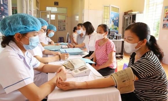 Luật Phòng bệnh, vừa được Quốc hội thông qua, quy định người dân được khám sức khỏe định kỳ hoặc sàng lọc miễn phí ít nhất một lần mỗi năm, theo nhóm đối tượng và lộ trình ưu tiên.