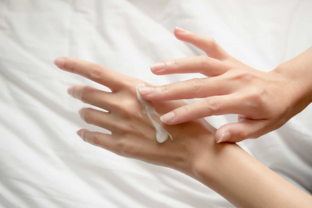 Kem dưỡng ẩm đóng vai trò quan trọng trong việc duy trì độ mềm mịn cho da tay khi thời tiết lạnh. 