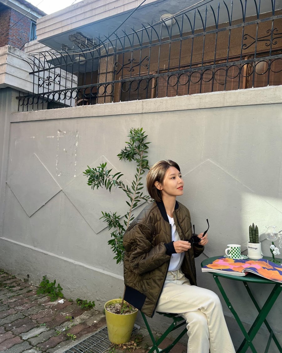 Việc sơ vin khéo léo tạo sự gọn gàng và làm tổng thể trang phục trở nên sắc sảo hơn.