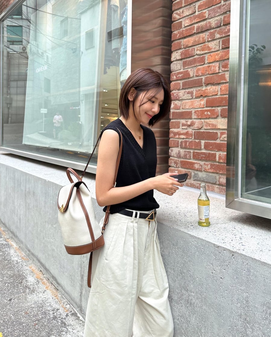 Trong những ngày nắng nhẹ, áo gile len mỏng là lựa chọn đem đến sự thoải mái nhưng không kém phần chỉnh chu. 