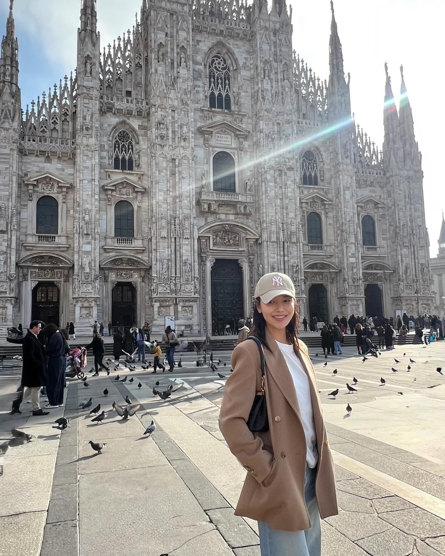  Sự kết hợp này phù hợp cho những ngày bận rộn, khi muốn mặc đẹp mà không mất quá nhiều thời gian nghĩ cách mix đồ.