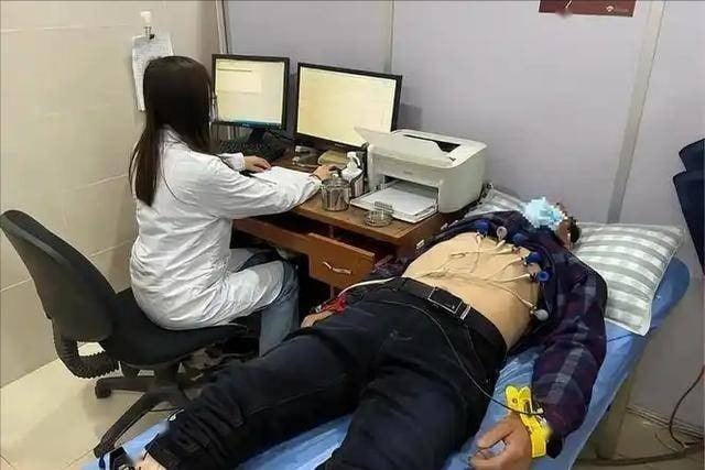 Nếu không phát hiện và điều trị kịp thời, tắc nghẽn mạch máu có thể khiến mô chân thiếu dinh dưỡng nghiêm trọng và đồng thời phản ánh nguy cơ nhồi máu cơ tim đang tăng lên. Ảnh minh họa