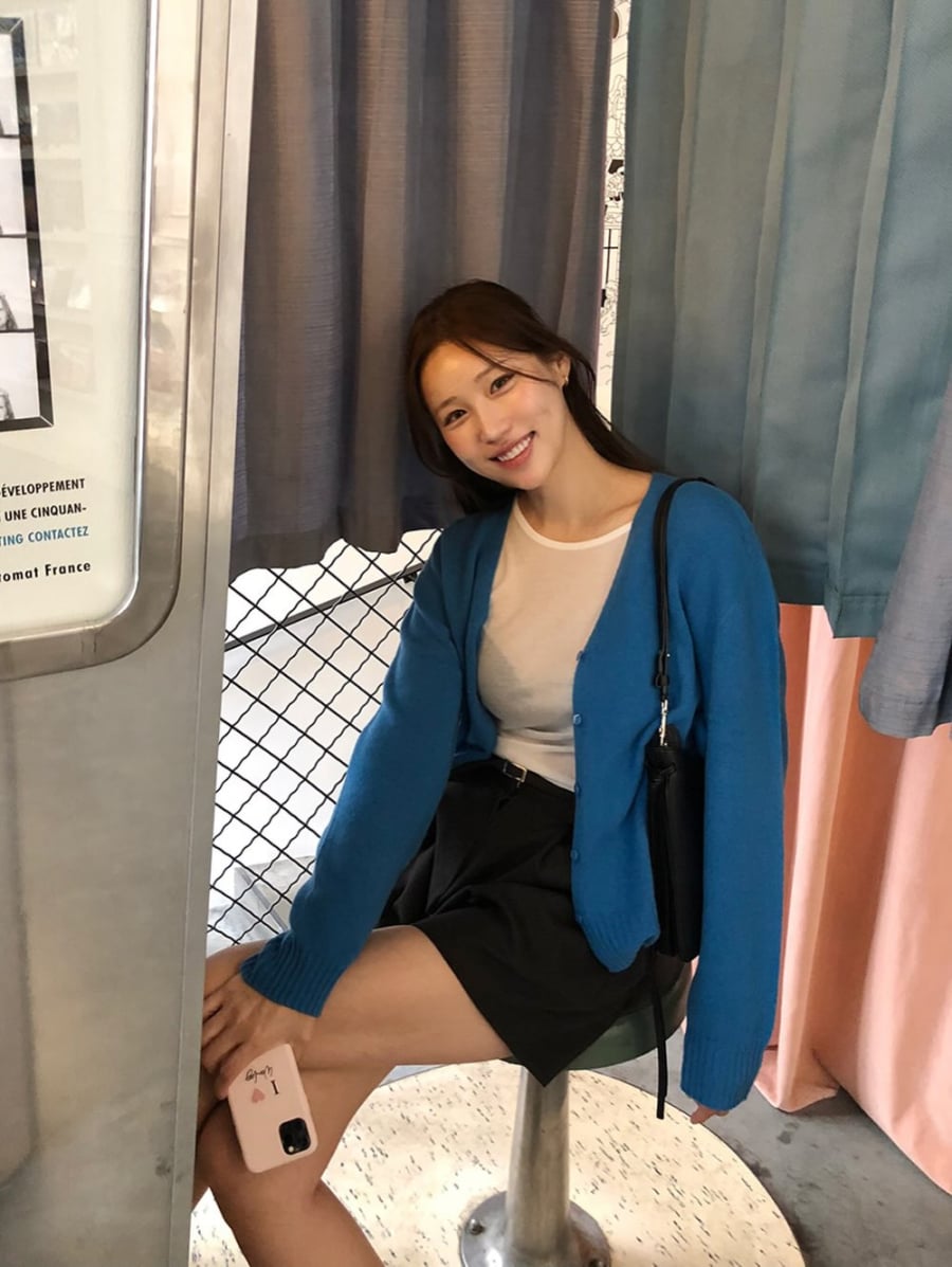 Áo thun trắng phối quần short đen vốn đơn giản, nhưng khi khoác thêm cardigan xanh dương,