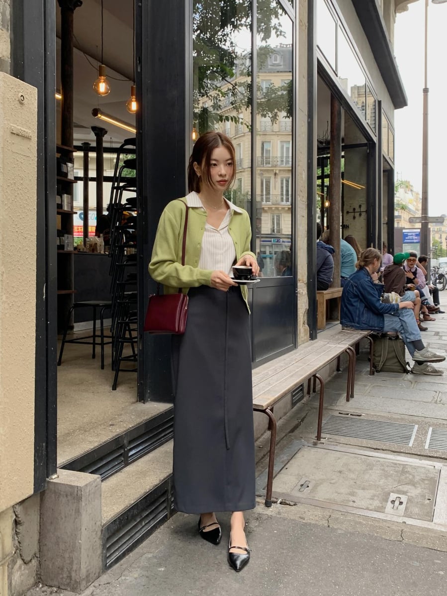 Túi đỏ nâu tạo thêm điểm nhấn tinh tế, còn giày mũi nhọn giúp vóc dáng thanh thoát hơn.