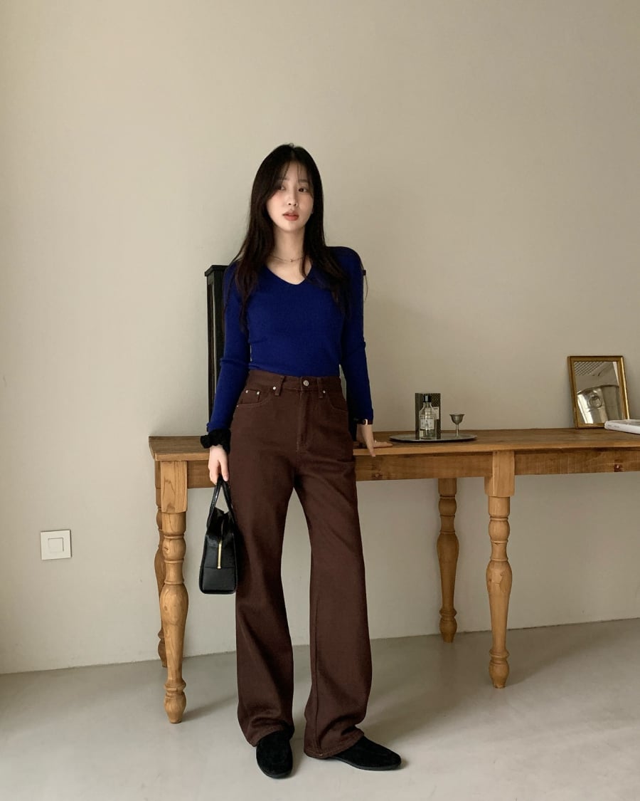 Áo thun xanh đậm đi kèm quần ống suông nâu mang đến cảm giác sang trọng và hiện đại.