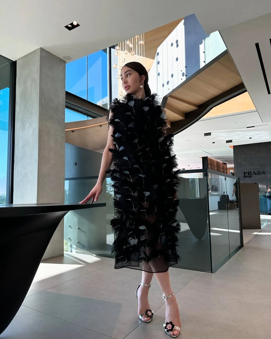 Lông vũ tiếp tục giữ vị thế nổi bật trong thời trang năm 2025 khi xuất hiện liên tục trên các sàn diễn của nhiều nhà mốt lớn. 