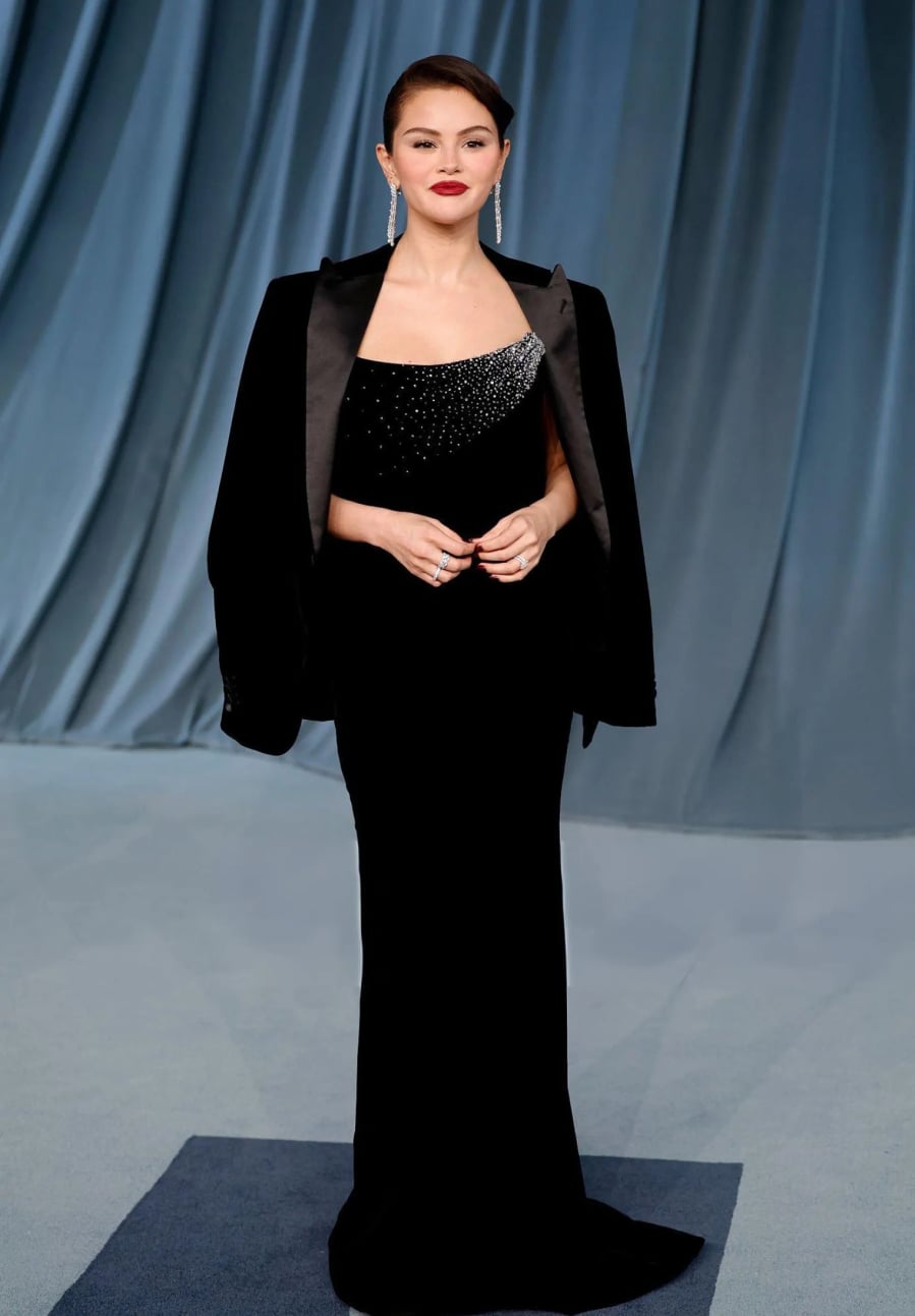 Trong bối cảnh nhiệt độ giảm nhẹ cuối năm, blazer nhung trở thành lựa chọn hoàn hảo nhờ vẻ sang trọng tự nhiên và khả năng giữ ấm tương đối tốt. 