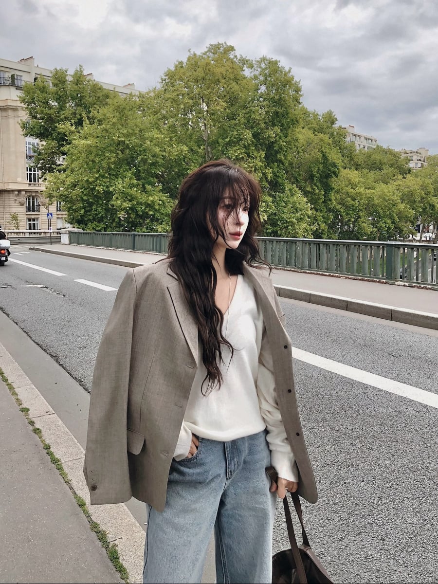 Blazer vốn mang phong thái lịch sự, nhưng khi kết hợp cùng quần jeans, bộ trang phục trở nên trẻ trung đầy bất ngờ