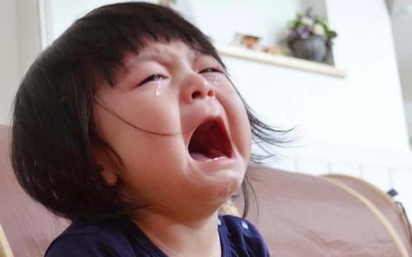 Khi bị quát mắng hay trừng phạt trước bạn bè, trẻ dễ cảm thấy nhục nhã, kém cỏi. Tổn thương từ việc bị “bêu riếu” có thể tích tụ, dẫn đến phản kháng tiêu cực, thậm chí hành vi cực đoan.