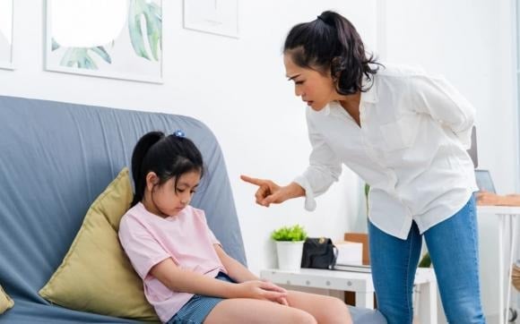 Nguyên tắc thưởng – phạt rõ ràng giúp trẻ hiểu kỷ luật.