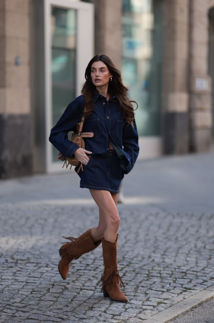  Trong những outfit sử dụng tông đất, bốt da lộn đóng vai trò nâng cấp tổng thể, khiến vẻ ngoài trông hài hòa và tinh tế hơn.