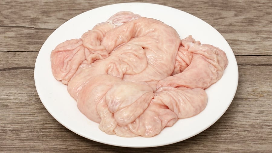 Để làm sạch và khử mùi hôi của lòng già, bạn có thể sử dụng bột mì.