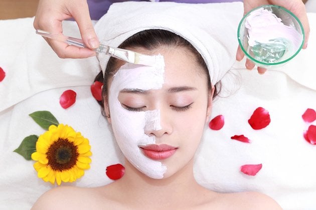 Nếu muốn làm mịn bề mặt da mà không gây tổn thương, tẩy da chết hóa học là lựa chọn phù hợp.