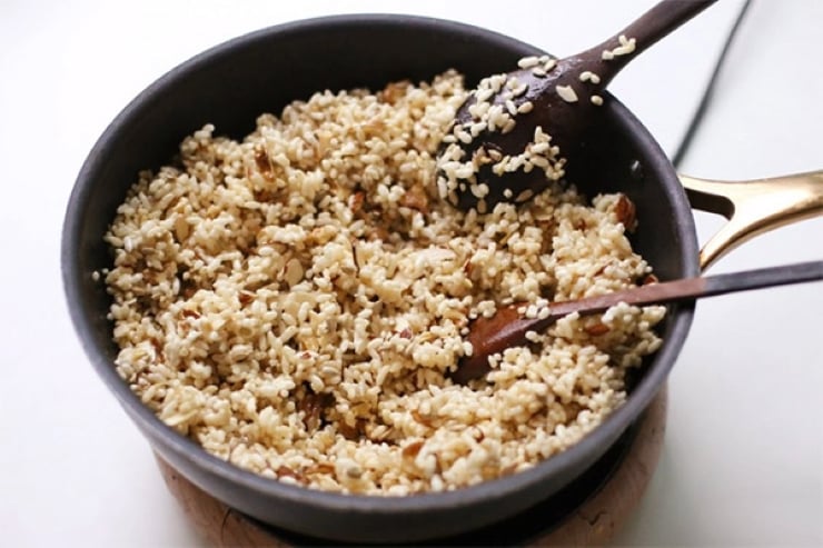 Cho bỏng, các loại hạt vào nước đường đảo đều