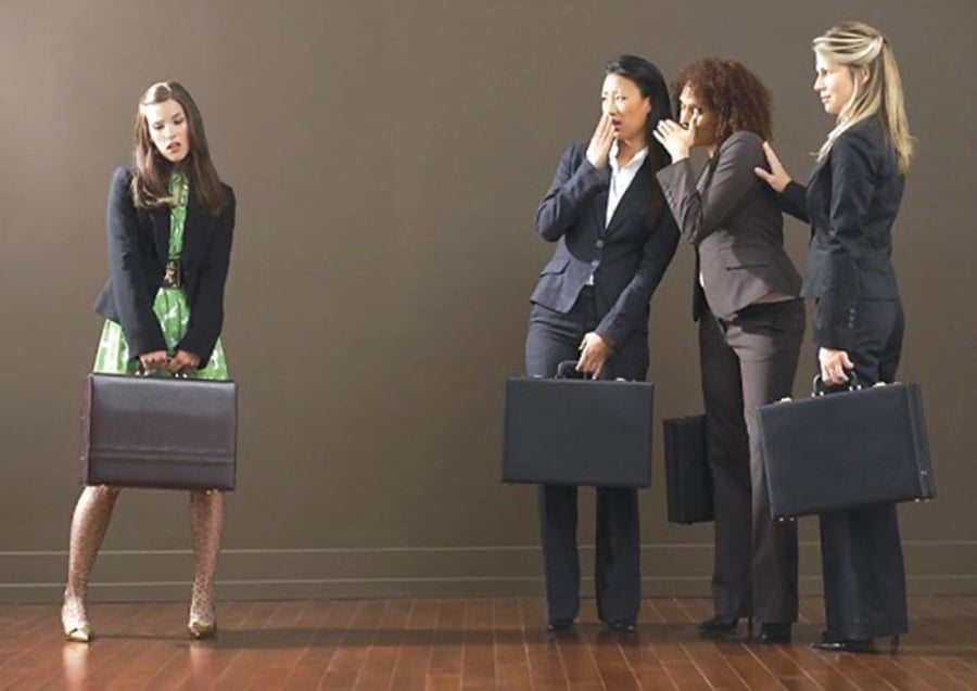 Tuyệt đối tránh nói xấu đồng nghiệp