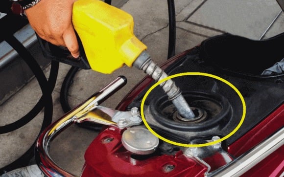 Khi nhiệt độ tăng, nhiên liệu sẽ giãn nở; nếu bình bị bơm quá đầy, phần xăng dư có thể tràn vào bộ lọc than hoạt tính (carbon canister) – bộ phận được ví như “lá phổi” của xe. 