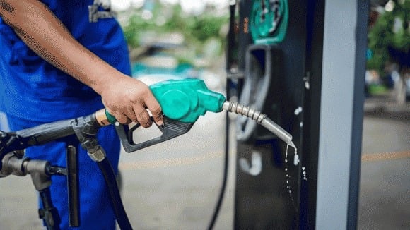 Bên cạnh việc không nên đổ xăng đầy bình, nhân viên trạm xăng còn khuyến cáo một số điểm quan trọng khác.