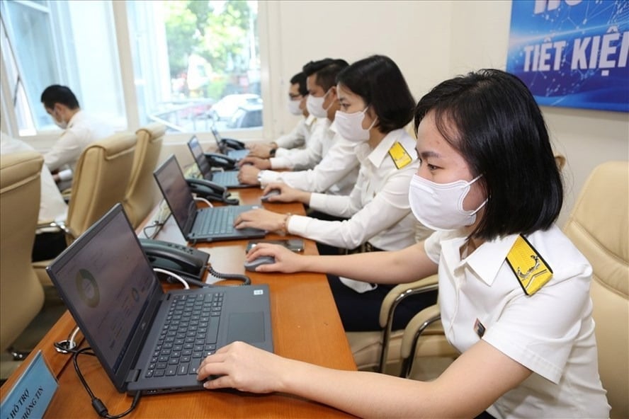 Sau khi trừ khoản bảo hiểm nêu trên, cùng với mức giảm trừ gia cảnh cho bản thân là 15,5 triệu đồng/tháng, tổng số tiền được giảm trừ của người lao động là 17,6 triệu đồng.    