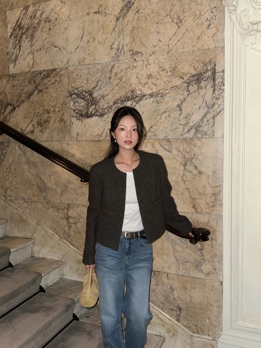 Áo dạ ngắn màu đen, be, kem hoặc xanh navy dễ phối với nhiều trang phục khác nhau,