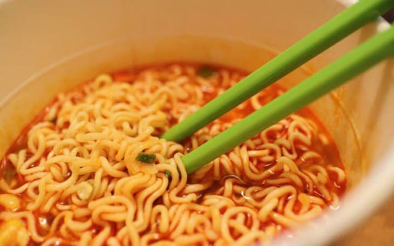 Phụ nữ mang thai không nên ăn mì tôm