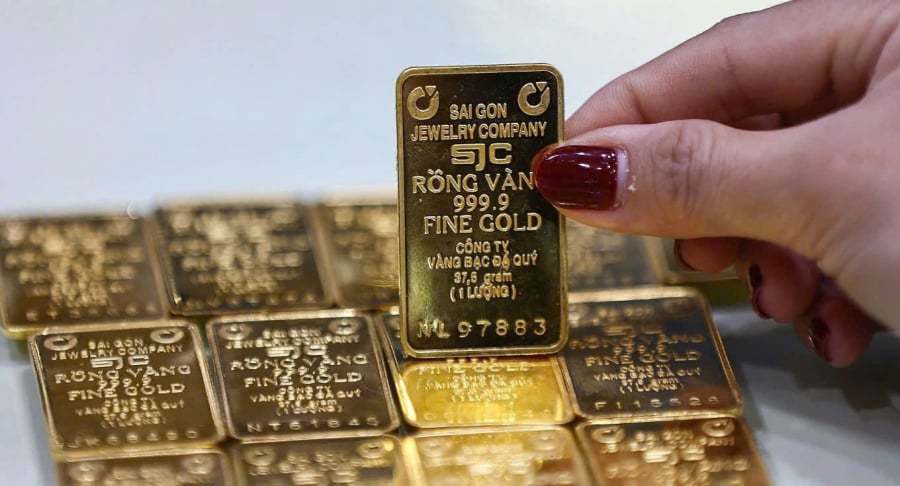 Tại Phú Quý, giá vàng miếng SJC hiện được mua vào ở mức 153,3 triệu đồng/lượng và bán ra 156,3 triệu đồng/lượng, cũng tăng 700.000 đồng/lượng so với phiên trước.    