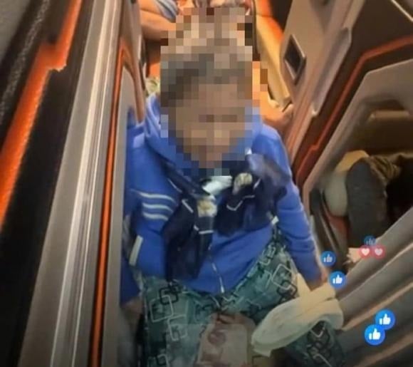 Trước đó, tối 11/12, trên mạng xã hội xuất hiện đoạn video ghi lại cảnh một cụ bà sinh sống tại phường Bình Kiến lên xe khách vào TP.HCM để gặp con gái.