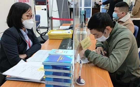 Cụ thể, Luật Việc làm năm 2025 cho phép người lao động được chuyển nơi hưởng trợ cấp thất nghiệp trong thời gian đang nhận trợ cấp. 